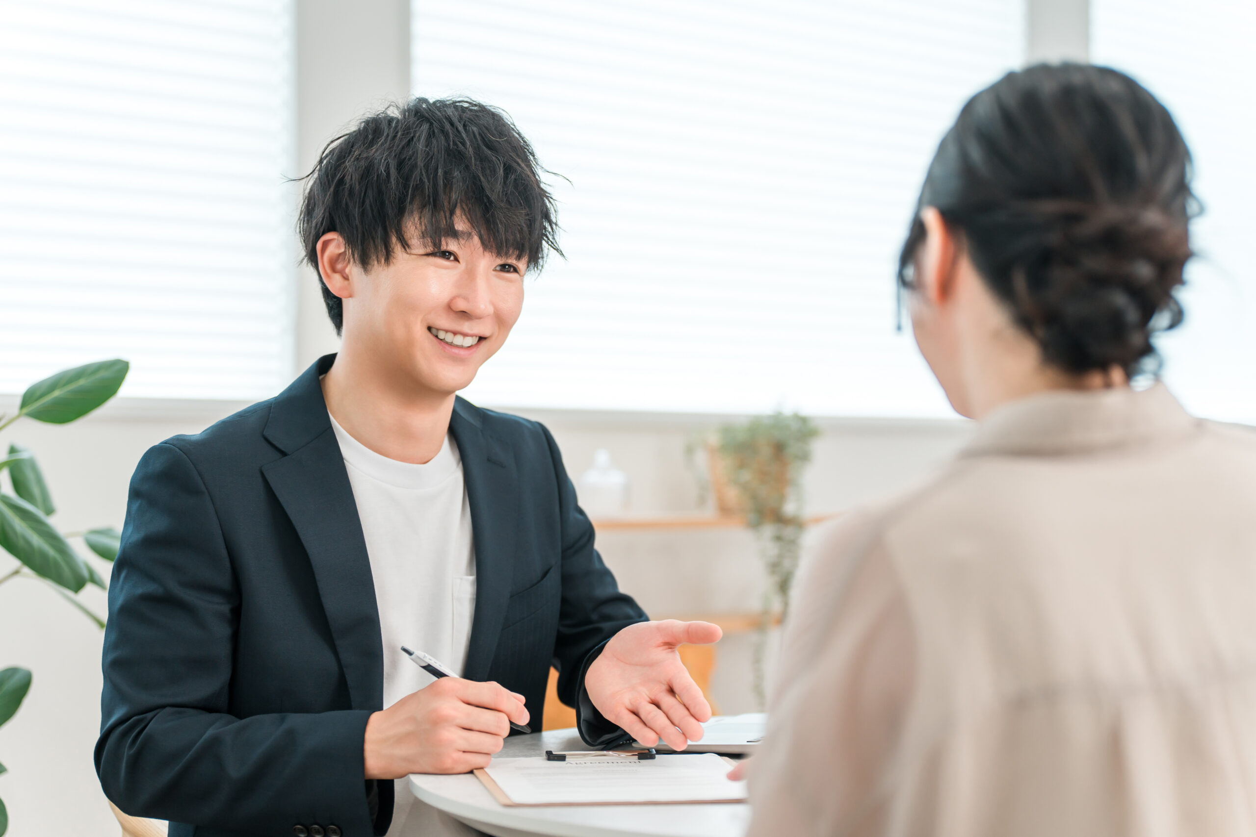 住まいについて打ち合わせをする様子