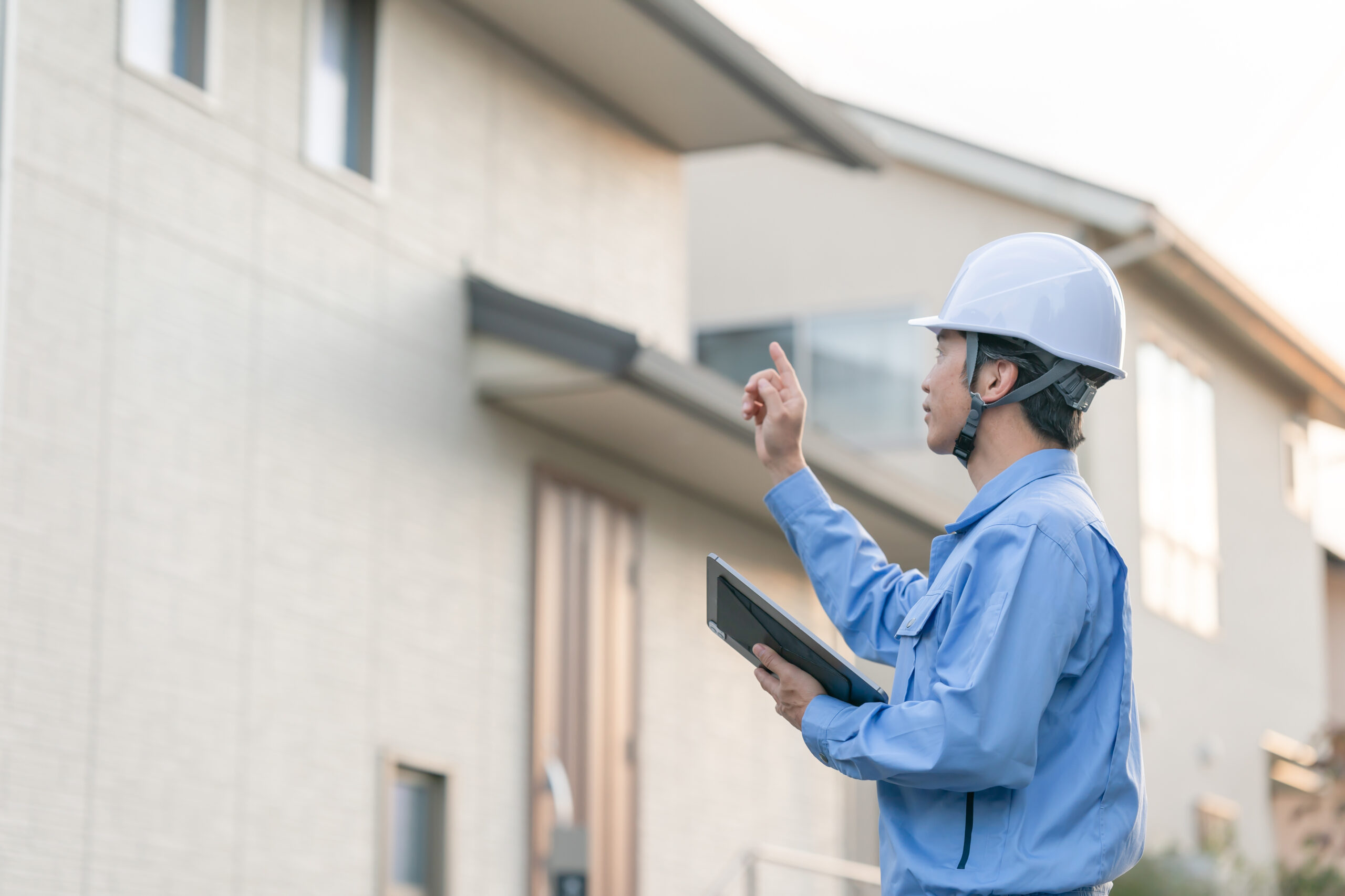 住宅の検査を行う担当者
